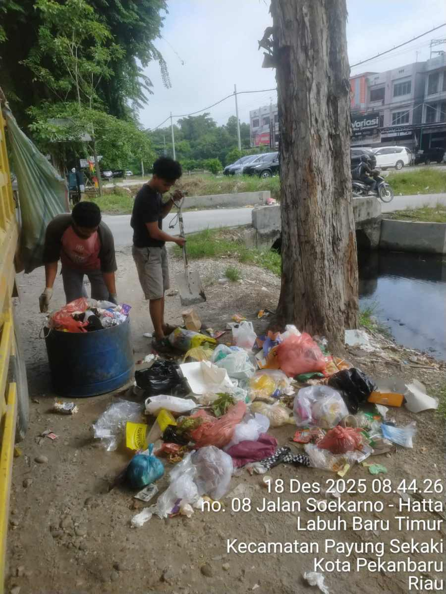 DLHK Pekanbaru Bersihkan TPS Liar di Jalan Soekarno-Hatta